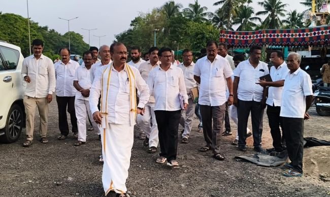 అన్నవరప్పాడు శ్రీ వెంకటేశ్వరస్వామి ఆలయ పునర్నిర్మాణ పనులను పరిశీలించిన దేవాదాయ శాఖ కమిషనర్