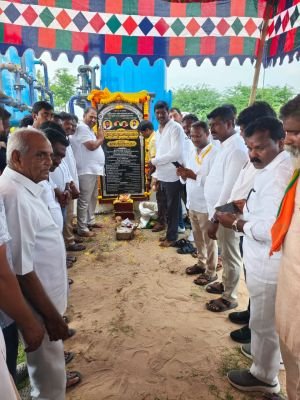 భైరవపాలెంలో అభివృద్ధి పనులకు శ్రీకారం... రూ.50 లక్షలతో రోడ్ల నిర్మాణానికి శంకుస్థాపన.. ప్రభుత్వ విప్ ముమ్మిడివరం శాసనసభ్యులు  దాట్ల సుబ్బరాజు బుచ్చిబాబు 