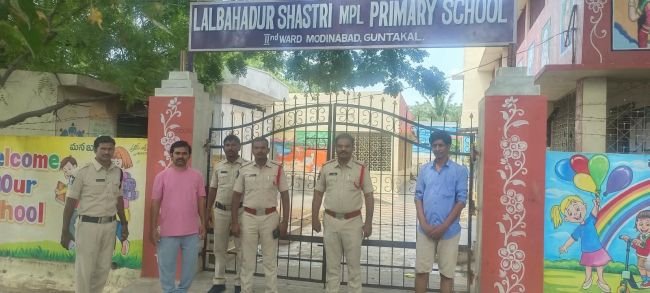స్థానిక సమరానికి పోలీస్ బందోబస్తు సిద్ధం  జిల్లా వ్యాప్తంగా పోలింగ్ కేంద్రాల తనిఖీ.. సమస్యాత్మక వ్యక్తులపై ప్రత్యేక నిఘా  అవాంఛనీయ ఘటనలకు పాల్పడితే కఠిన చర్యలు  జిల్లా ఎస్పీ పి. జగదీష్ ఐపీఎస్