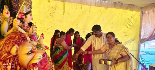ప్రారంభమైన శ్రీ శ్రీ రాజరాజేశ్వరి దేవీ శరన్ననవరాత్రి ఉత్సవాలు. మొదటి రోజు శ్రీ బాల త్రిపుర సుందరి దేవి అలంకరణ.