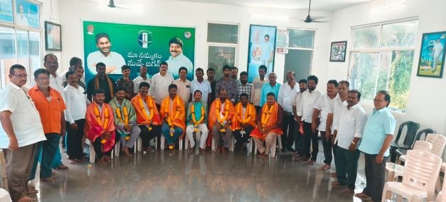 ఘనంగా వైఎస్సార్‌సీపీ నూతన బీసీ, మైనారిటీ నేతల సన్మానం: పార్టీ పటిష్టతకు కృషి చేయాలని బొంతు సత్య శ్రీనివాస్ పిలుపు!