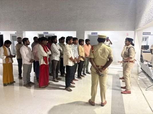 పోలింగ్ కేంద్రాలు పరిశీలిస్తున్న శ్రీకాళహస్తి డిఎస్పి 