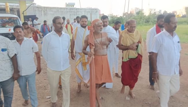 ఆలయాన్ని సందర్శించిన పీఠాధిపతి శ్రీశ్రీశ్రీ మాధవానంద సరస్వతి స్వామి. * చారిత్రక సంపదను కాపాడుకోవడం భక్తుల బాధ్యత