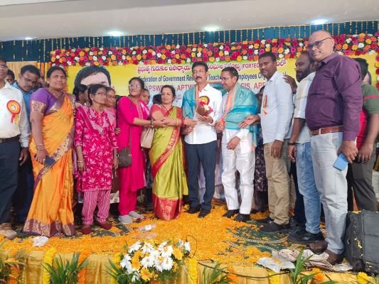మినీ గురుకులాల సిబ్బందిని రెగ్యులర్ చేయాలి