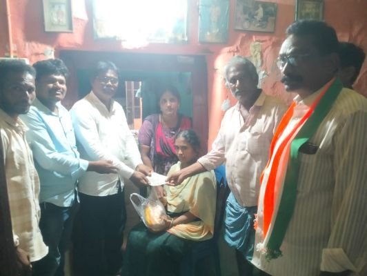 అనారోగ్యంతో బాధపడుతున్న వారికి ఆర్థిక సహాయం అందించిన కాంగ్రెస్ నాయకులు తాటి బాలు
