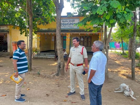 నర్సీపట్నం మున్సిపాలిటీలో పోలింగ్ కేంద్రాల పరిశీలన  