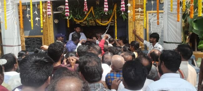 అధికారుల నిర్లక్ష్య ధోరణితో భక్తులలో పెరిగిన అసహనం