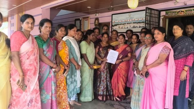 యానిమేటర్ల సమస్యలు పరిష్కరించాలి...ఎమ్మెల్యేకు వినతిపత్రం అందజేత