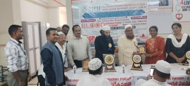 రిమ్స్ లో రక్తదానం చేసిన ముస్లిం సోదరులు