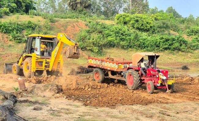 బ్రాహ్మణ చెరువులో మట్టి దోపిడీ!
