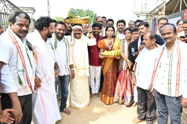 నీలమణి దుర్గమ్మకు పట్టు వస్త్రాల సమర్పణ.