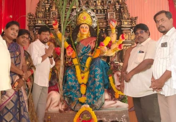 దుర్గాదేవి ని దర్శించుకున్న దేశం నేత నాయుడు
