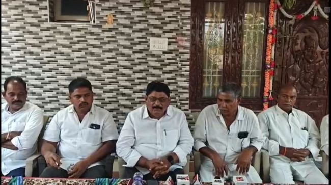 ఇందుకూరుపేటలో వైఎస్సార్‌సీపీ కార్యకర్తల ఐడీ కార్డుల పంపిణీ