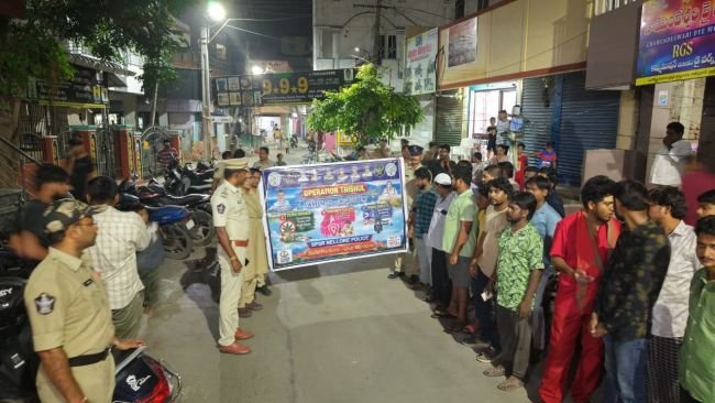 సంతపేటలో పోలీసుల విస్తృత తనిఖీలు