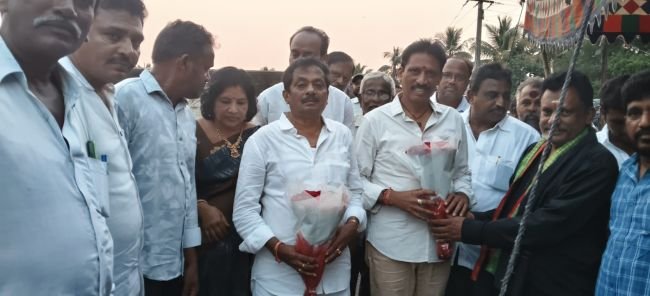  పుష్కరాల పనులకు శంకుస్థాపనలు * రూ.4.02కోట్లతో రహదారుల అభివృద్ది :వాసంశెట్టి సత్యం
