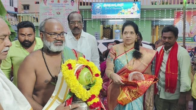  శ్రీ దుర్గా మల్లేశ్వర అమ్మవారికి వెండి కిరీటం సమర్పించిన ఎమ్మెల్యే బడేటి  చంటి,మీనా  దంపతులు    