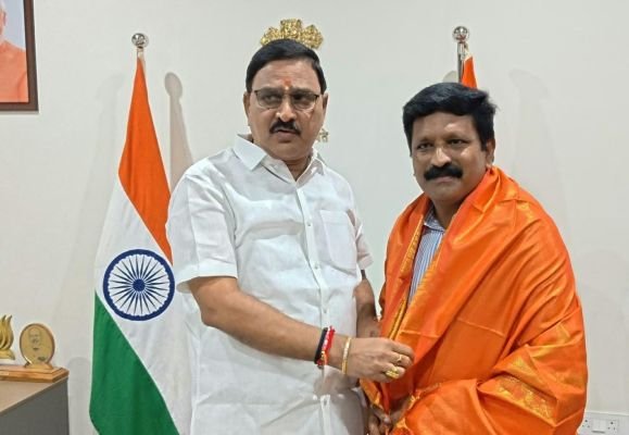 స్వచ్ఛ ఆంధ్ర అవార్డు గ్రహీత 'కొమ్ముల'కు కేంద్రమంత్రి  శ్రీనివాసవర్మ ఘన సత్కారం