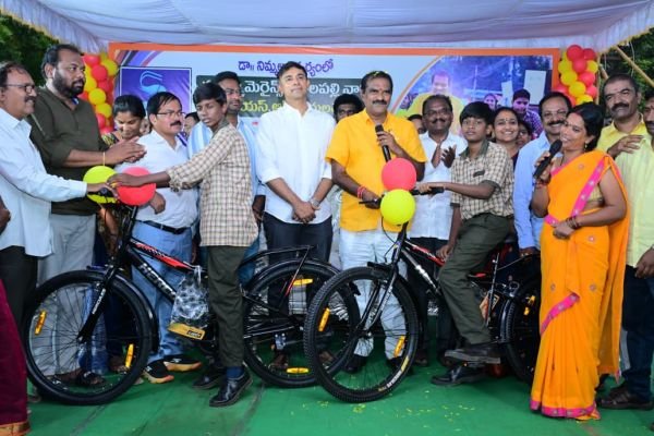జీవితాన్ని మార్చే శక్తి చదువుకే ఉంది               -- మంత్రి నిమ్మల --198 మంది విద్యార్థులకు ఉచిత సైకిళ్ల పంపిణీ           -- సంధ్య మెరైన్స్‌ సీఎస్‌ఆర్‌ నిధులతో సేవా కార్యక్రమం