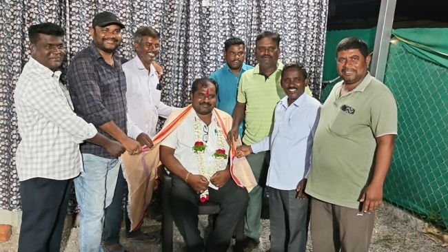 మిత్రునికి పదో తరగతి స్నేహితుల సన్మానం