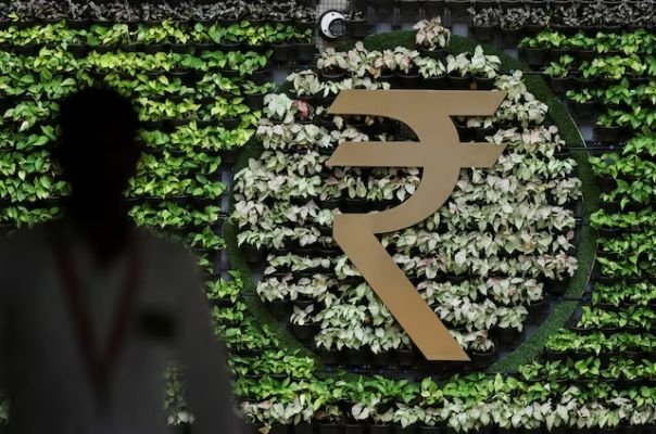 రూపాయి క్షీణతను అడ్డుకునేందుకు ఆర్‌బీఐ కఠిన చర్యలు