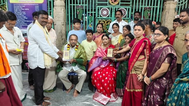 మాజీ విప్ గంగుల దంపతులను సత్కరిస్తున్న కాళికామాత ఆలయ కమిటీ