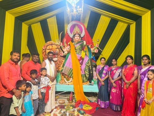 రాంపూర్ గ్రామంలో దుర్గాదేవికి ఘనంగా తొలిపూజ