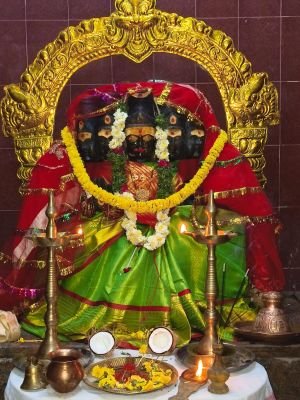 శరన్నవరాత్రుల్లో పంచముఖ గాయత్రీ దేవి అలంకరణలో దర్శనమిచ్చిన అమ్మవారు