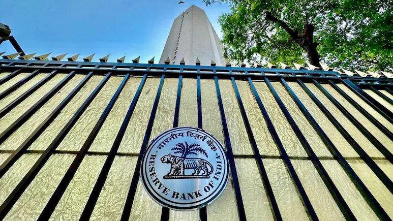  రూపాయి క్షీణత కట్టడికి ఆర్‌బీఐ చర్యలు: బ్యాంకింగ్ లిక్విడిటీపై ప్రభావం.. మారకపు విలువ ఒత్తిళ్లు తగ్గే అవకాశం!