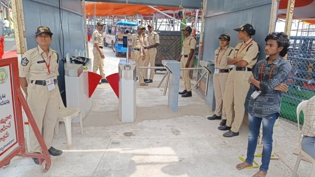 బూమ్ బ్యారియర్లు, యాక్సెస్ కంట్రోలర్లతో రద్దీ నియంత్రణకు పటిష్ట చర్యలు