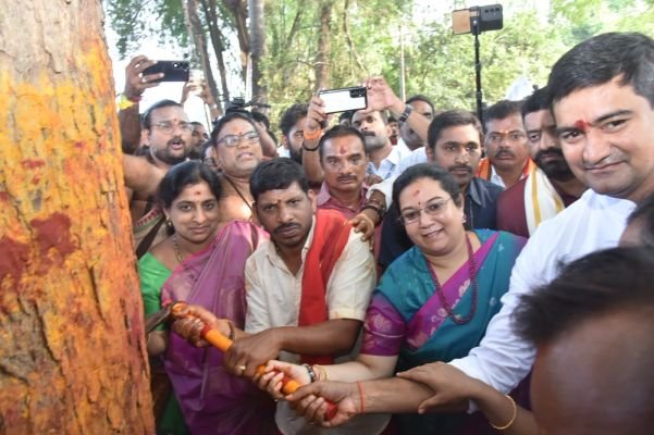సిరిమానోత్స‌వానికి ఘ‌నంగా ఏర్పాట్లు... మంత్రి కొండ‌ప‌ల్లి శ్రీ‌నివాస్‌ సిరిమాను చెట్టుకు సంప్ర‌దాయ‌బ‌ధ్దంగా పూజ‌లు