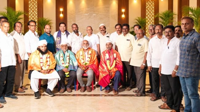 మయూరి అబ్దుల్లా ఆధ్వర్యంలో  ఉమ్రా యాత్రికులకు హిందూ సోదరులు ఘన సన్మానం