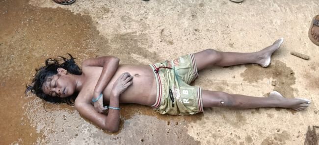 నీటి కాలువలో కొట్టుకొచ్చిన చిన్నారి మృతదేహం  పోలేపల్లి గ్రామ సమీపంలో గుర్తించిన గ్రామస్తులు.. చిన్నారి వివరాలపై ఉత్కంఠ