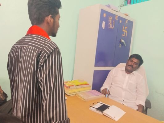 సెలవు రోజుల్లోనూ విద్యాసంస్థల నిర్వహణ.. పీడీఎస్‌యూ ఆందోళన  గుత్తి మండలంలో ప్రైవేట్ పాఠశాలలు, కళాశాలలు బంద్ చేయించిన విద్యార్థి సంఘం  నిబంధనలు ఉల్లంఘించిన విద్యాసంస్థలపై చర్యలు తీసుకోవాలని డిమాండ్