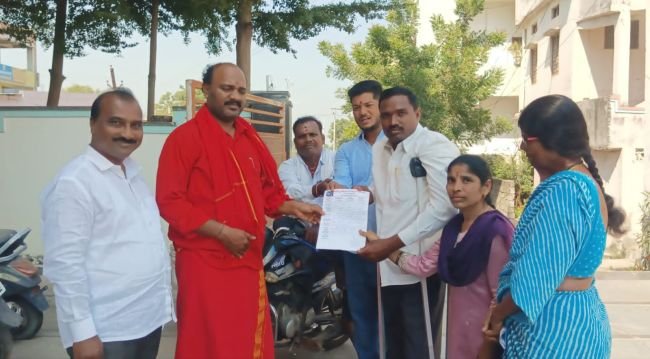 మున్సిపల్ చైర్ పర్సన్ కు దివ్యాంగుల వినతి 