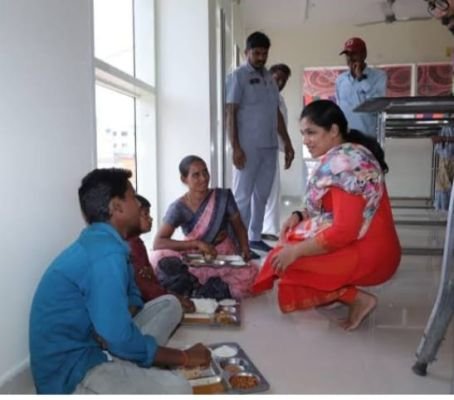 పేదల ఆకలి తీరుస్తున్న అన్నపూర్ణ  గొట్టిపాటి లక్ష్మి.
