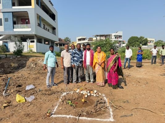 ఇందిరమ్మ ఇంటికి భూమి పూజ