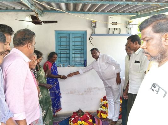 సీనియర్ టీడీపీ నాయకుడు ఓబుళపతికి నేతల ఘన నివాళి  పార్టీ అభివృద్ధికి ఆయన చేసిన సేవలు మరువలేనివి  మృతుని కుటుంబానికి ఆర్థిక సాయం.. కుటుంబ సభ్యులకు నేతల పరామర్శ
