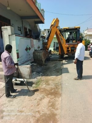 అక్రమ ర్యాంపులు తొలగింపు రోడ్డు వెడల్పు పనులకు ప్రజలు సహకరించాలి-సర్పంచ్ తోగరి భూషణ్