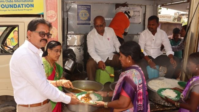 టీయూడబ్ల్యూజే (ఐజేయు) నారాయణపేట జిల్లా అధ్యక్షులు జన్మదినం సందర్భంగా పేదలకు అన్నదానం