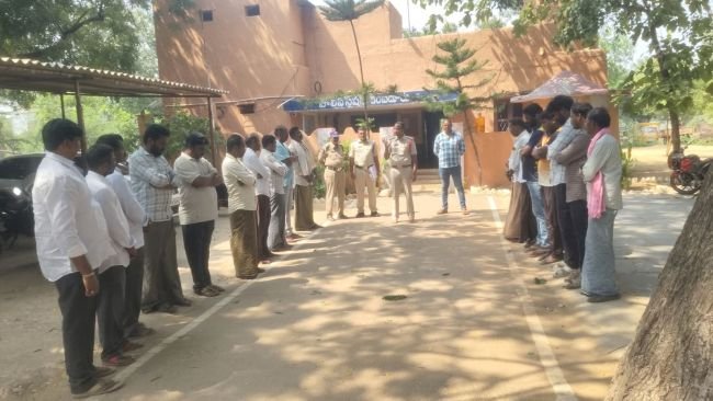 ఎన్నికల్లో గొడవలకు పాల్పడితే కఠిన చర్యలు  రౌడీషీటర్లకు కంబదూరు ఎస్‌ఐ లోకేష్ కుమార్ కౌన్సెలింగ్  ఓటర్లు స్వేచ్ఛగా ఓటు హక్కు వినియోగించుకునేలా చూడాలి