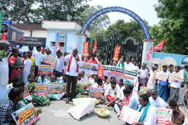 కరువుతో రైతులు అల్లాడుతుంటే కూటమి ప్రజాప్రతినిధులు ఏం చేస్తున్నారు?  కరువు ప్రకటనలతో సరిపెట్టొద్దు.. రైతుల చేతికి పరిహారం అందించాలి  ఎకరాకు రూ.50 వేల పంట నష్టపరిహారం ఇవ్వాలి: సీపీఎం నేత ప్రభాకర్‌రెడ్డి  ఎండిన పంట మొక్కలతో కలెక్టరేట్‌ ఎదుట ధర్నా.. కలెక్టర్‌కు వినతిపత్రం