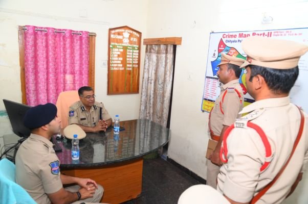చిట్యాల పోలీస్ స్టేషన్ ను సందర్శించి తనిఖీ చేసిన ఐజీ షాహనవాజ్ ఖాసిం. 