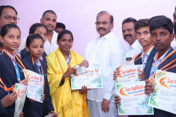 చిత్రలేఖన పోటీల్లో రాష్ట్రస్థాయి ప్రథమ బహుమతి విద్యార్థిని షేక్ అప్సర్‌కు మాజీ మంత్రి ప్రత్తిపాటి పుల్లారావు అభినందనలు