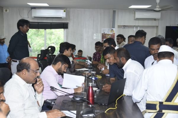 ప్రజా సమస్యల పరిష్కారానికి ప్రత్యేక వేదిక  కలెక్టరేట్‌లో అర్జీలు స్వీకరించిన కలెక్టర్‌ ఓ. ఆనంద్‌  ప్రజా సమస్యల పరిష్కార వేదికతో పాటు రెవెన్యూ క్లినిక్‌ నిర్వహణ