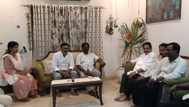 పులి శాంతిని పరామర్శించిన మాజీ ఎమ్యెల్యే కదిరి 
