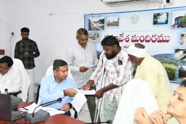 త్వరగా ప్రజావాణి దరఖాస్తులను  పరిష్కరించాలి - కలెక్టర్ రాజర్షి షా 