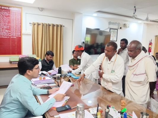 ప్రజావాణి దరఖాస్తులు త్వరితగతిన పరిష్కరించాలి - ఐటీడీఏ ఉట్నూర్ ప్రాజెక్టు అధికారి మంద మకరందు