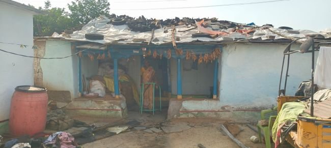 షార్ట్‌సర్క్యూట్‌తో ఇల్లు దగ్ధం.. రూ.50 వేల నగదు, వస్తువులు బూడిదపాలు