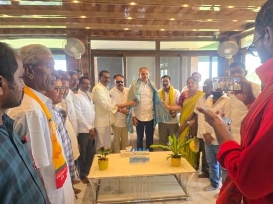 చిన్న శ్రీను ను మర్యాద పూర్వకంగా కలిసిన “ పిటిఆర్ ”వర్గం 