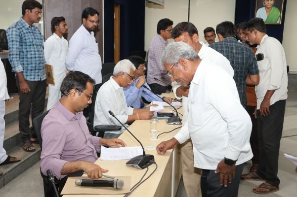 ఫిర్యాదులను క్షుణ్ణంగా పరిశీలించి సత్వరమే పరిష్కరించాలి..జిల్లా కలెక్టర్ దివాకర టిఎస్ 